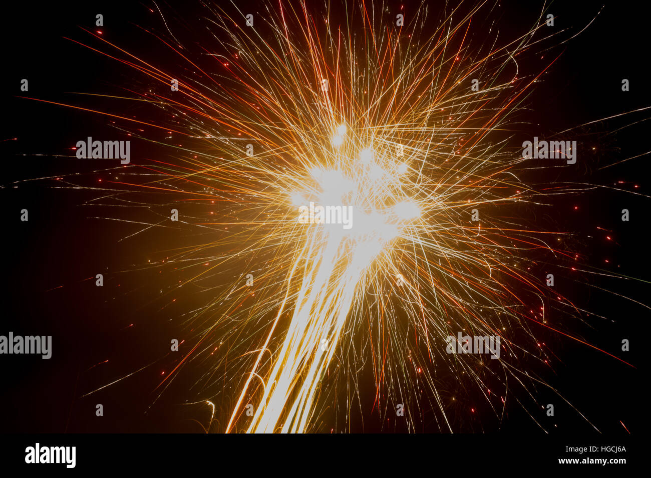 Hellen Feuerwerk am Abend Himmelshintergrund Stockfoto