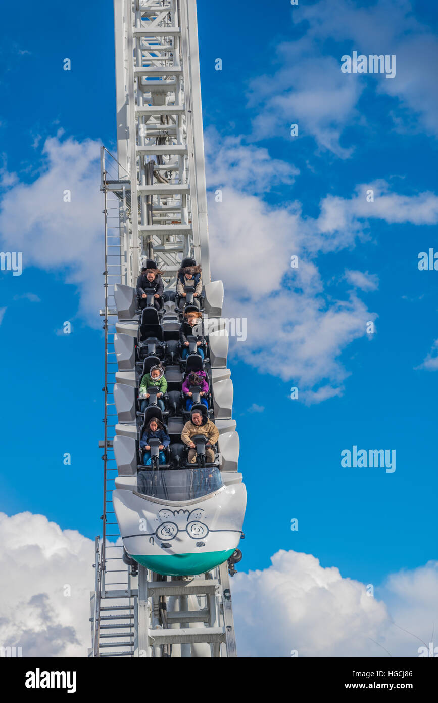 Fuji-Q Highland, Yamanashi-Präfektur, Japan - 6. Dezember 2014: Fahrer genießen den König der Achterbahn im Freizeitpark Fuji-Q. Stockfoto