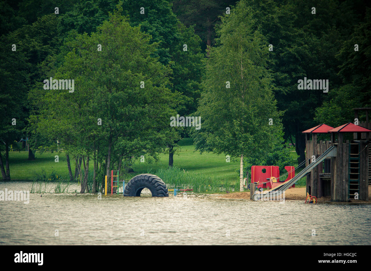 Hochwasser am Spielplatz Stockfoto