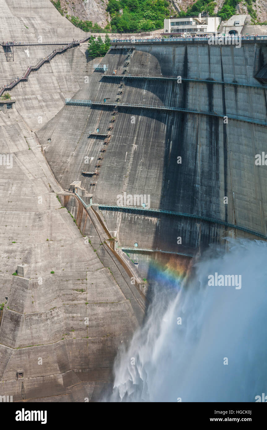 KurobeTalsperre mit Regenbogen, Tateyama Kurobe Alpine Route, Japan