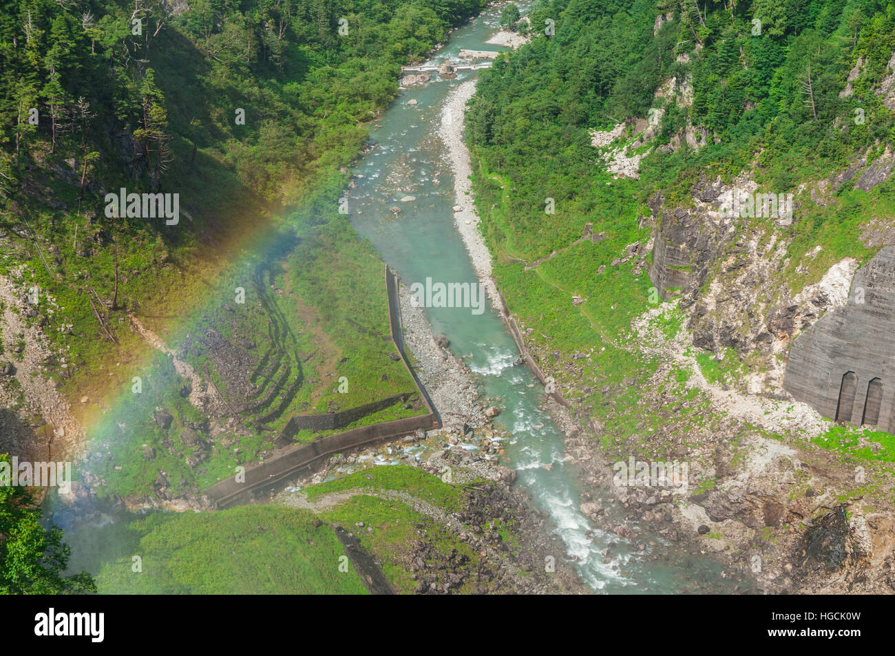 KurobeTalsperre mit Regenbogen, Tateyama Kurobe Alpine Route, Japan