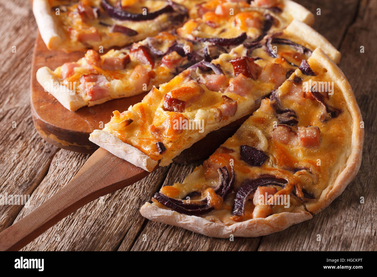 Elsässischen Kuchen Flammkuchen gehackte close-up auf dem Tisch. Horizontale Stockfoto