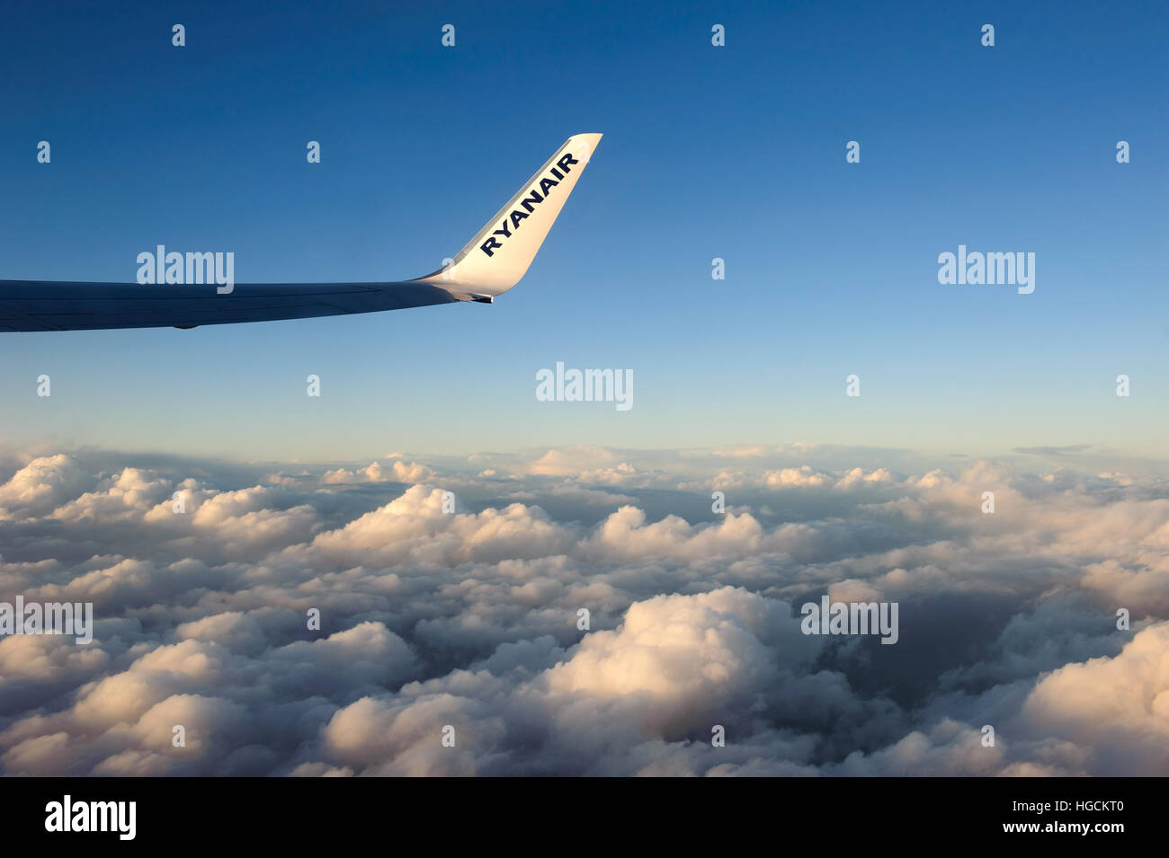 Irland, Teneriffa, Europa - 23. Dezember 2016 - die Flügelspitze eines Ryanair Boeing 737 Flugzeug während des Fluges über Wolken Stockfoto