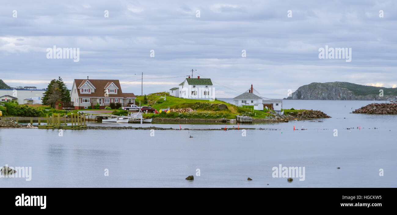 Kleinen Dorfgemeinschaft, Twillingate, Neufundland.  Häuser entlang der Küste. Stockfoto