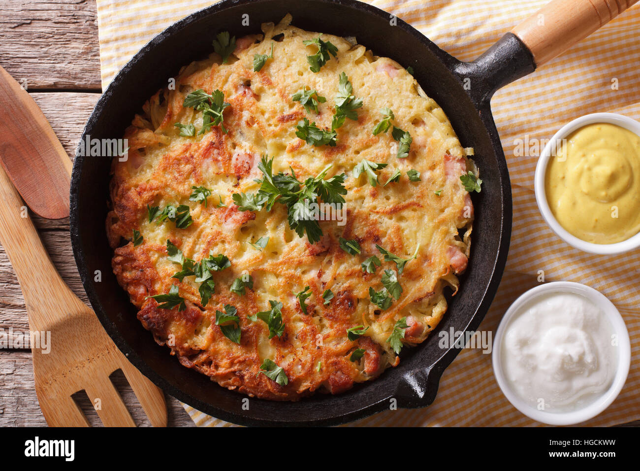 Rustikale Kartoffelpuffer mit Kräutern Nahaufnahme in einer Pfanne auf dem Tisch. Horizontale Ansicht von oben Stockfoto