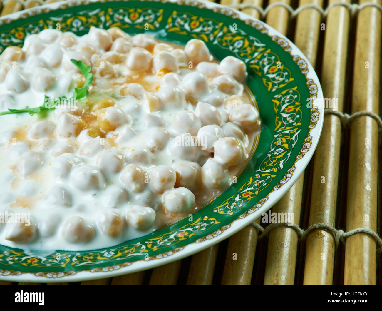 Keledos - türkische Kichererbsen entwässert Joghurt essen Stockfoto