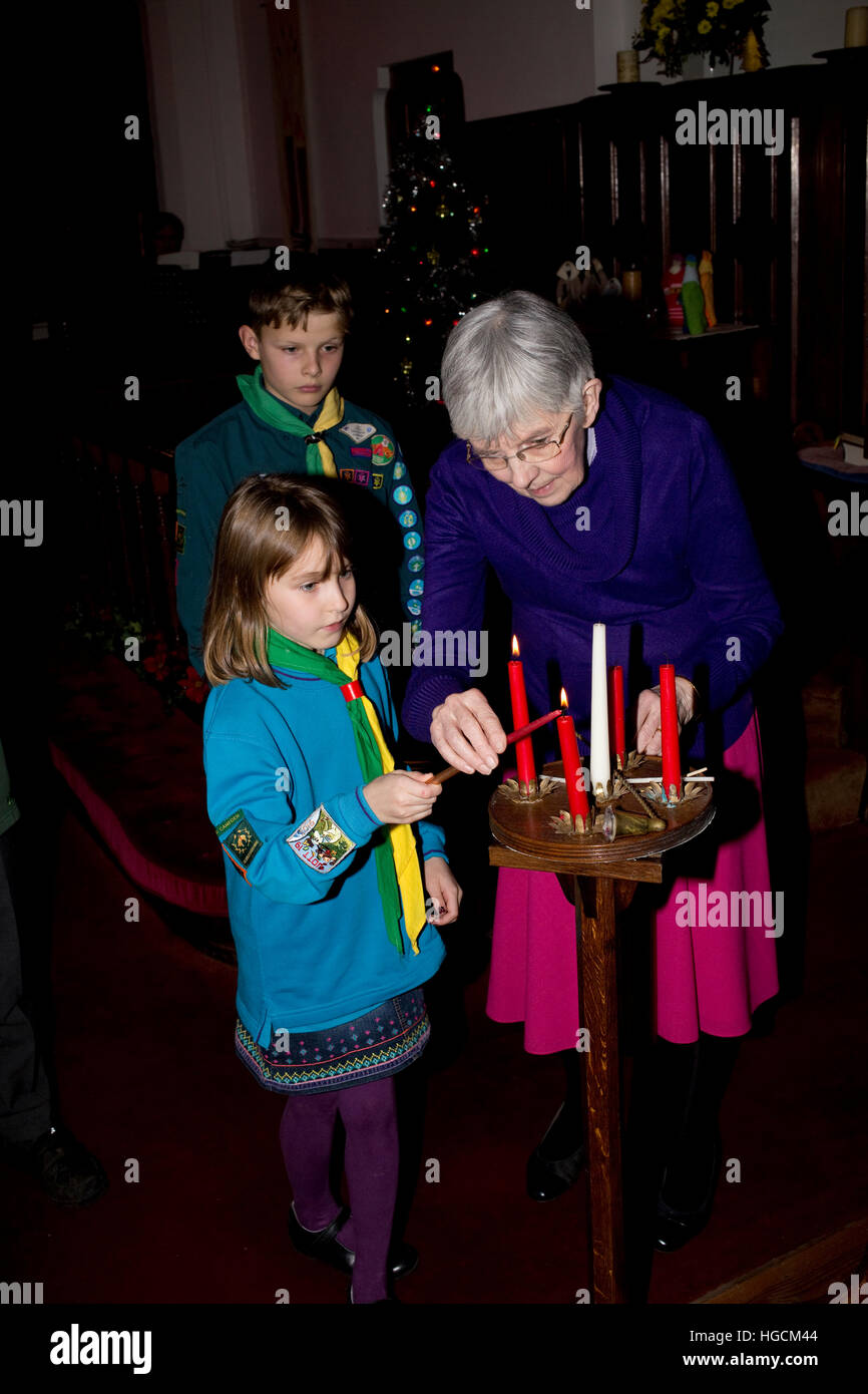 Girl Guide Beleuchtung Advent Kerzen aus Bethlehem Licht Mickleton Methodist Church UK Stockfoto