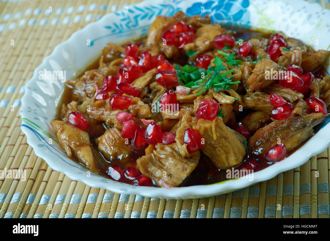 Fesenjan persische Hühnereintopf mit Walnuss und Granatapfel-Sauce Stockfoto