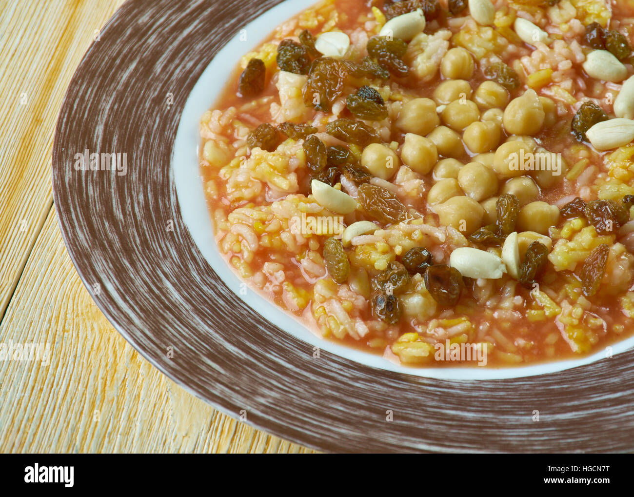 Ägyptischer Reis mit Nüssen und Rosinen: Ruz Bil Khalta Stockfoto