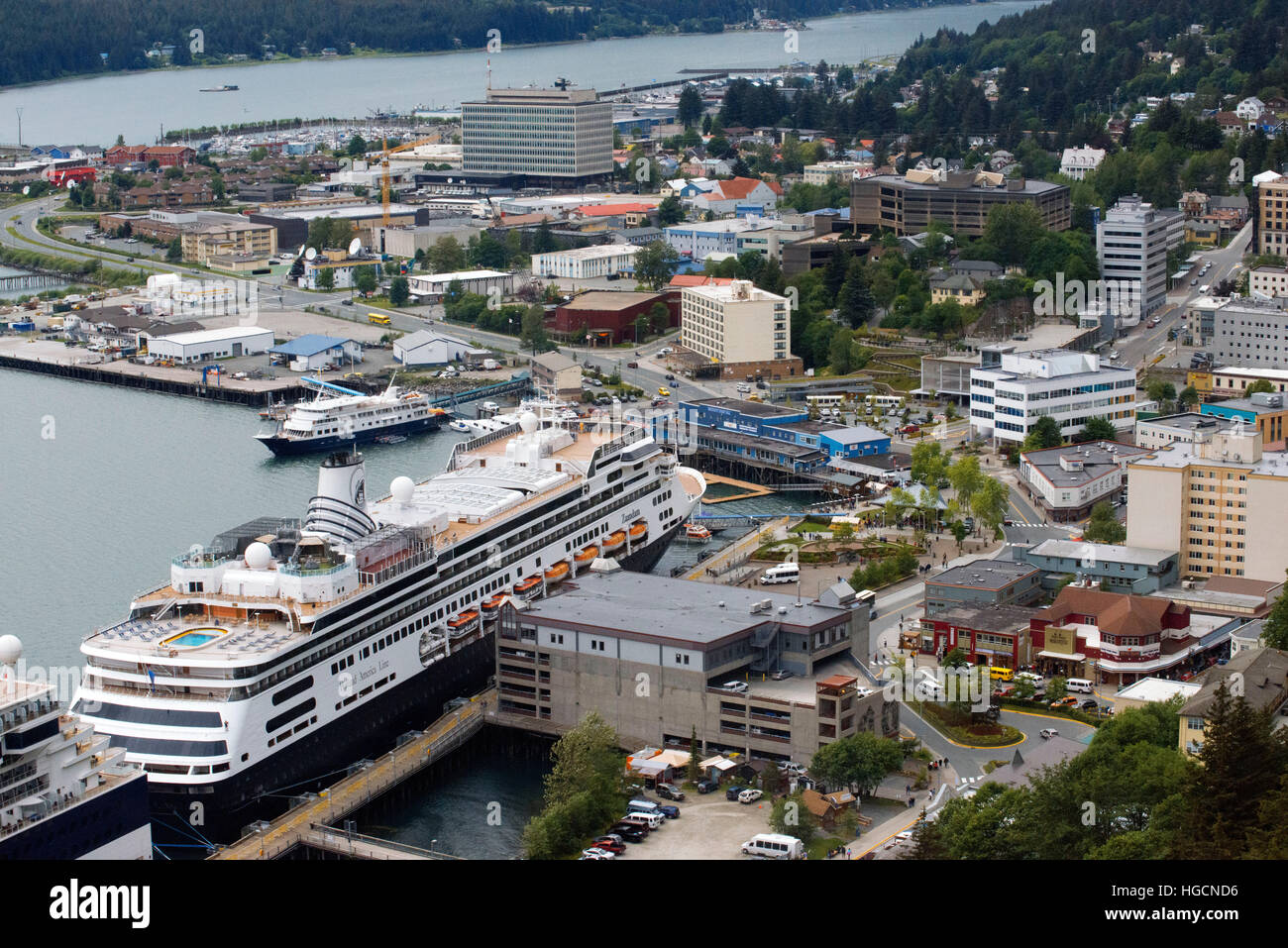 Juneau, Innenstadt. Alaska. USA. Kreuzfahrten Schiff Dock Dockeds zwischen schneebedeckten Bergen und den Mount Roberts Tramway in Juneau, Alaska, USA. KR Stockfoto