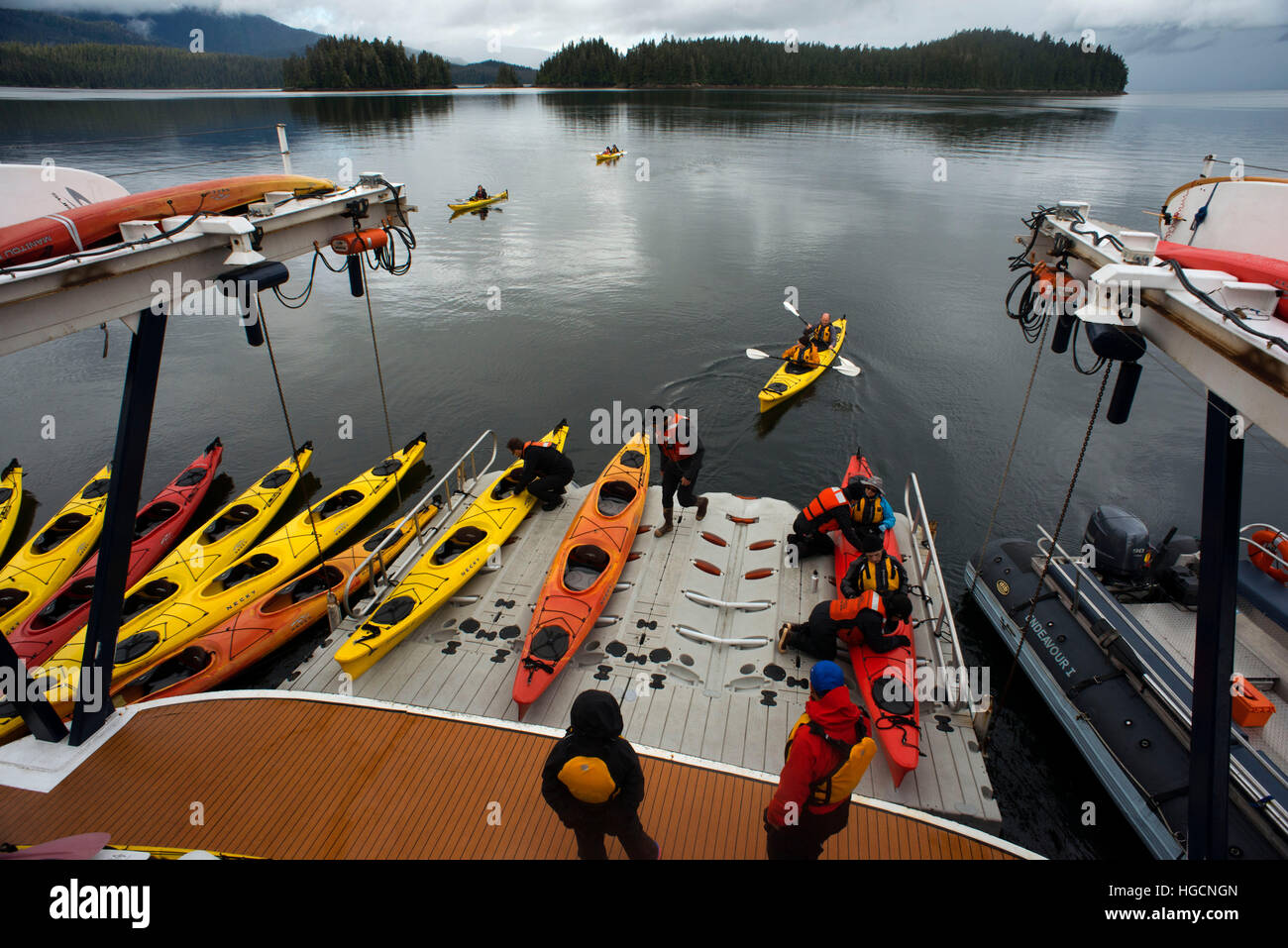 Leute, die in Seekajaks auf Laden dock Kreuzfahrtschiff Safari Endeavour in der Nähe von Reid Gletscher im Glacier Bay National Park. Genießen Sie einen Abend vor Anker Stockfoto