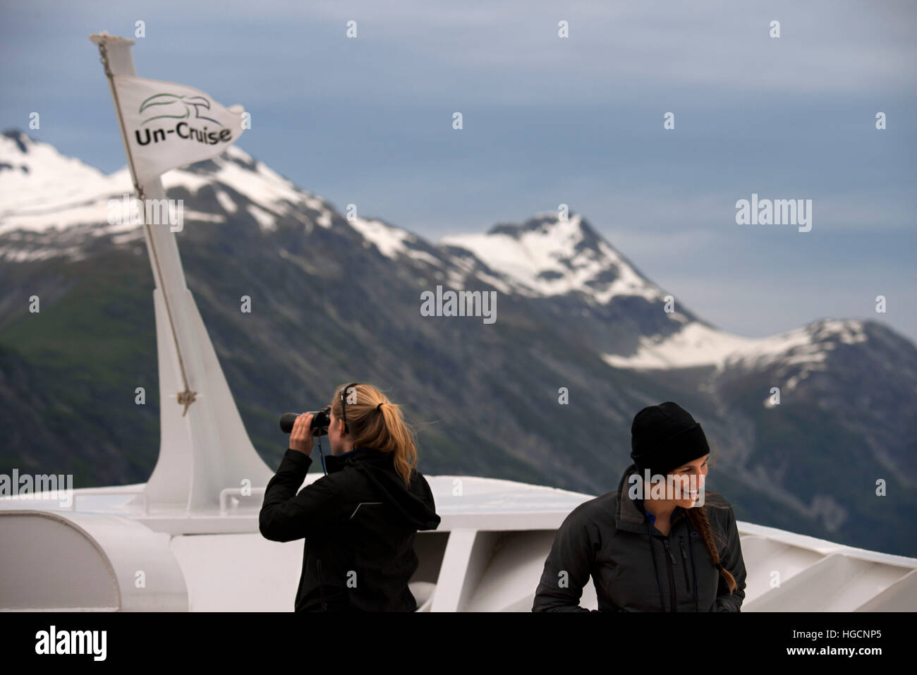 Besatzung und die Passagiere mit einem Fernglas auf Kreuzfahrt Schiff Safari Endeavour am Margerie Gletscher und Mount Fairweather im Glacier Bay Nationalpark Alaska Stockfoto