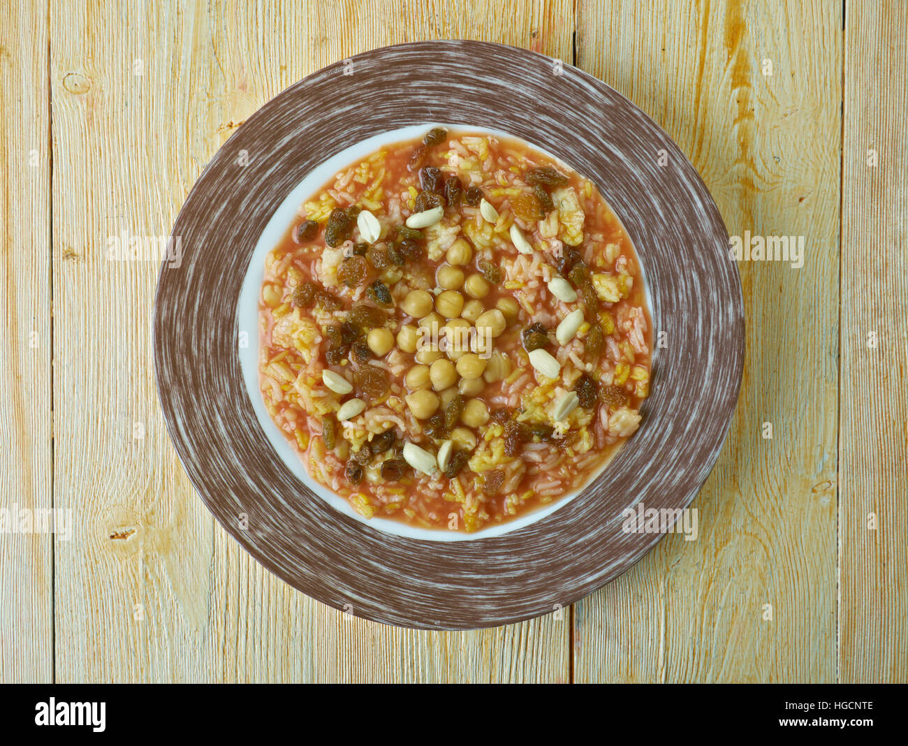 Ägyptischer Reis mit Nüssen und Rosinen: Ruz Bil Khalta Stockfoto