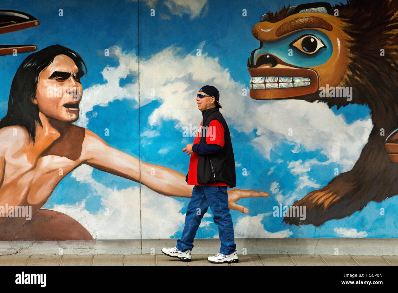 Wandbild von Bill Ray "Raven Discovering Menschheit in eine Muschel" am Straßenrand in der Innenstadt, Juneau. Alaska. USA. Tlingit-Geschichte über die Schöpfung. Die C Stockfoto