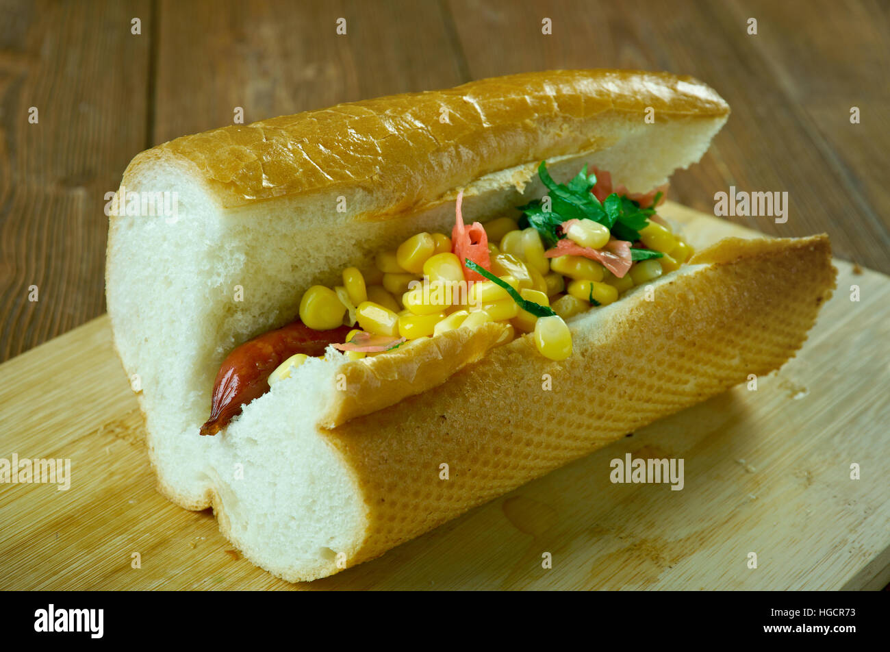 Gourmet-Käse Hunde Brötchen mit Würstchen füllen und garnieren Sie mit Mais Stockfoto