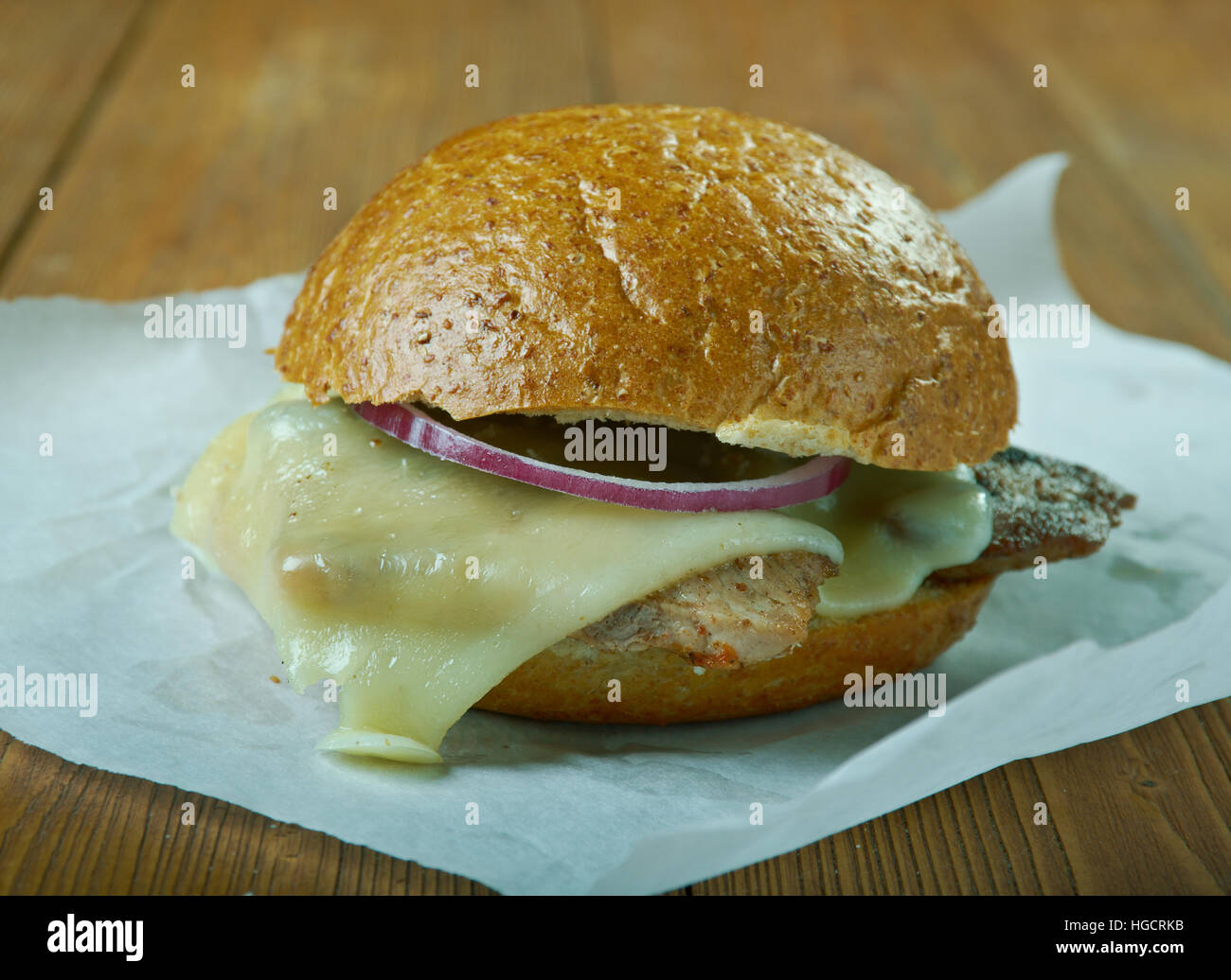 Sandwich Barros Luco beliebte hot Sandwich in Chile, das Rindfleisch und geschmolzenem Käse enthält Stockfoto