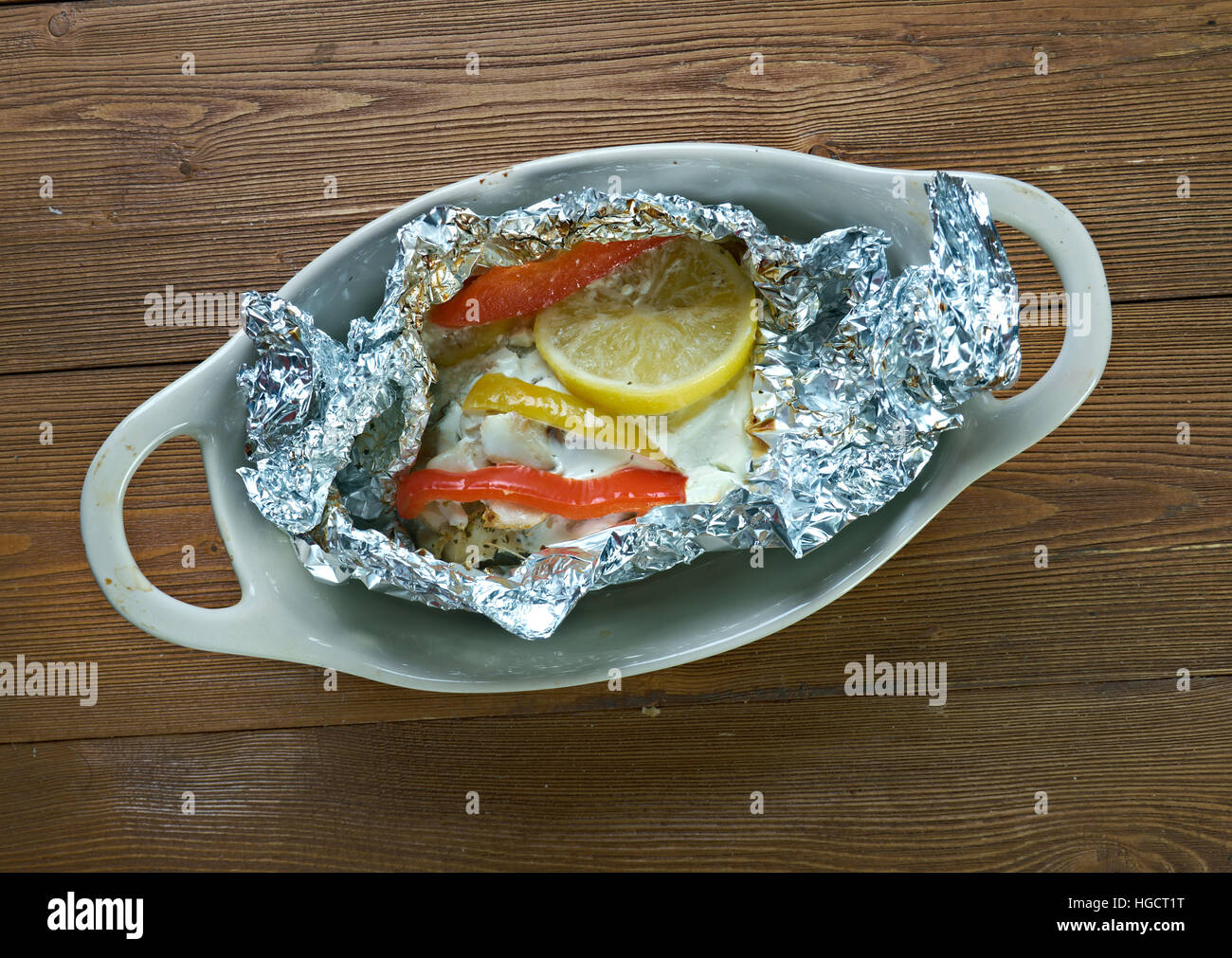 Hausgemachte jamaikanischen Kokosnuss Fisch Parzellen. Karibische Küche Stockfoto