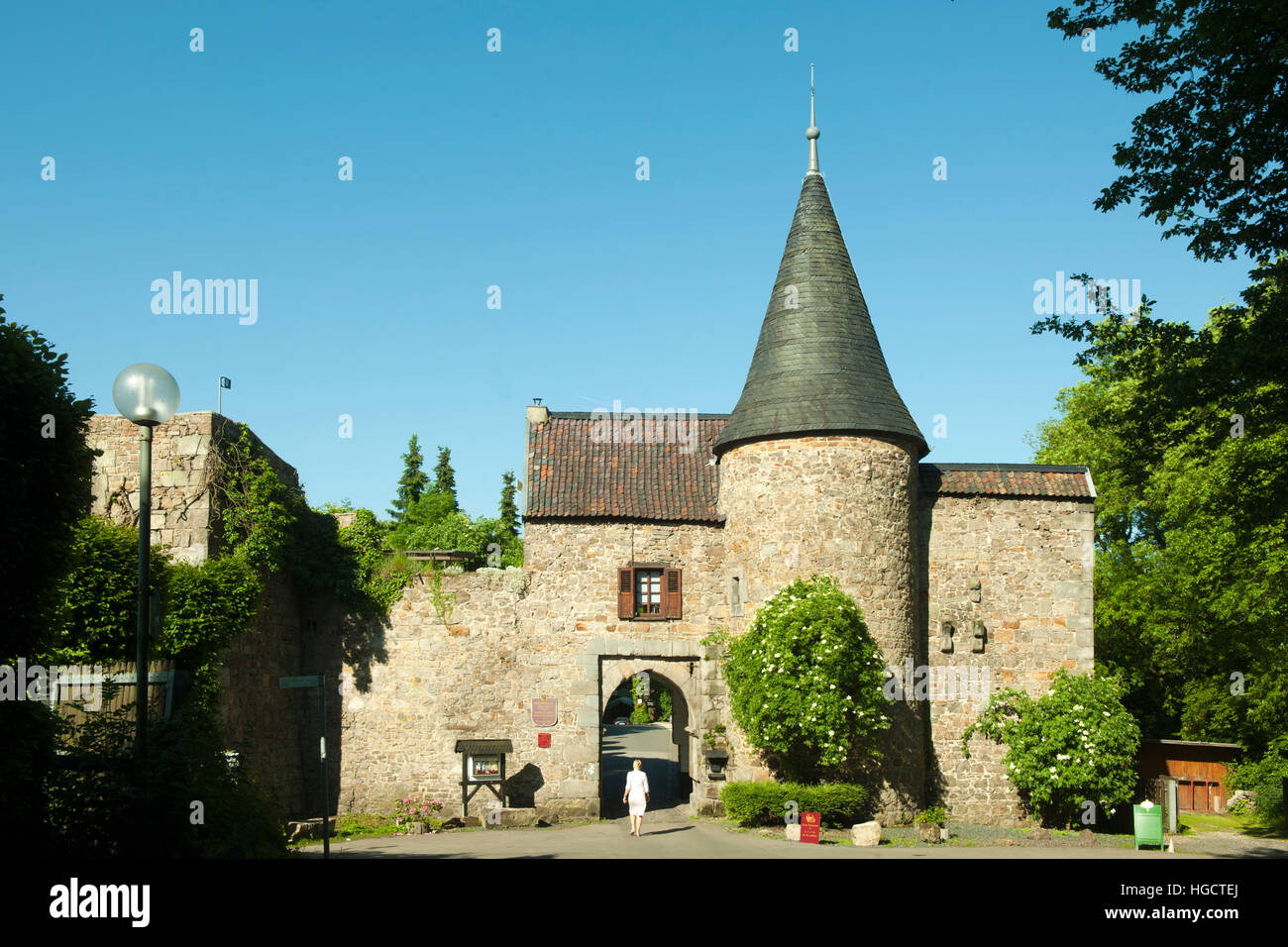 Deutschland, NRW, Städteregion Aachen, Würselen-Bardenberg, Burg Wilhelmstein, Vorburg Mit Rundturm Und Gotischem Torbogen Stockfoto