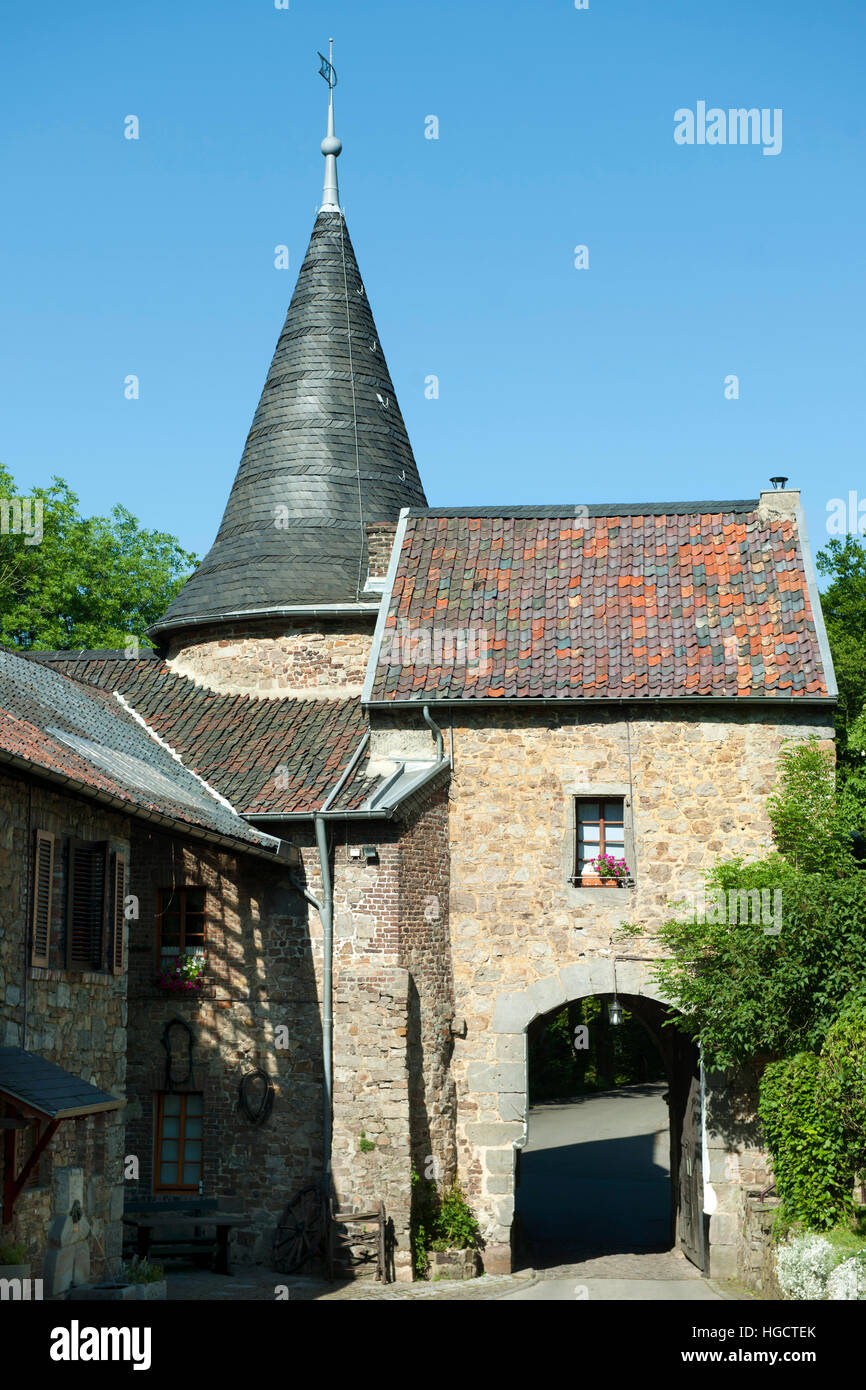 Deutschland, NRW, Städteregion Aachen, Würselen-Bardenberg, Burg Wilhelmstein, Vorburg Mit Rundturm Und Gotischem Torbogen Stockfoto