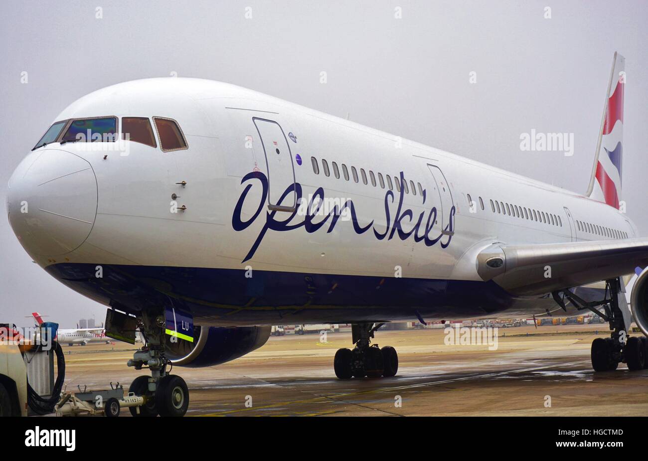 Open Skies (EG) Boeing 767 Flugzeug bei Orly Airport (ORY), südlich von Paris. Freiem Himmel gehört zu British Airways (BA) Stockfoto