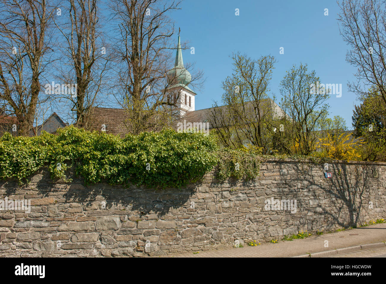 Deutschland, Nordrhein-Westfalen, Ennepe-Ruhr-Kreis, Hansestadt Breckerfeld, Reste der Mittelalterlichen Stadtmauer am Westring, Dahinter der Turm der Stockfoto