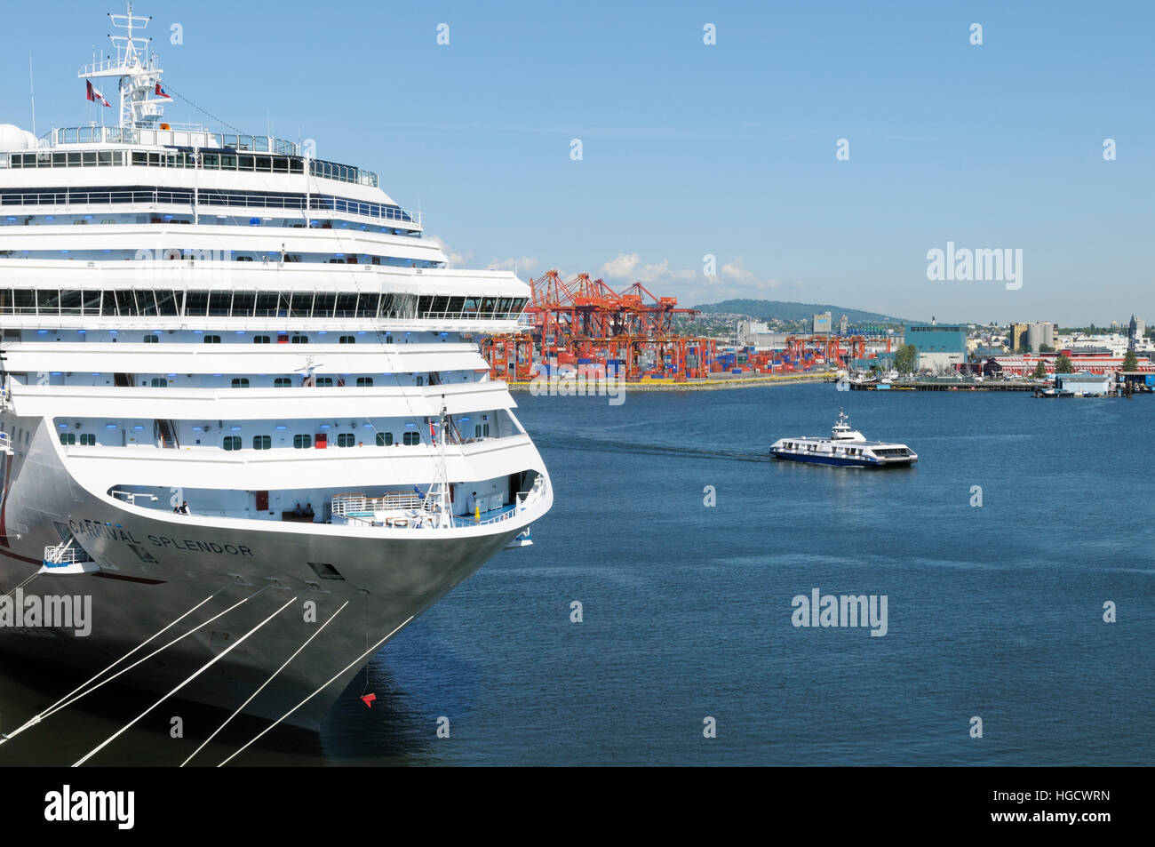 Carnival Splendor Kreuzfahrtschiff vor Anker im Hafen von Vancouver, Britisch-Kolumbien, Kanada Canada Place Kreuzfahrtterminal Stockfoto