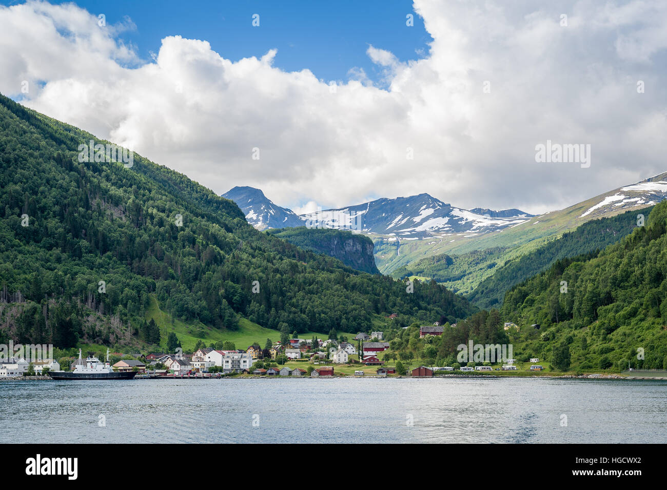 Norwegischen Kleinstadt am Ufer des Fjords. Stockfoto