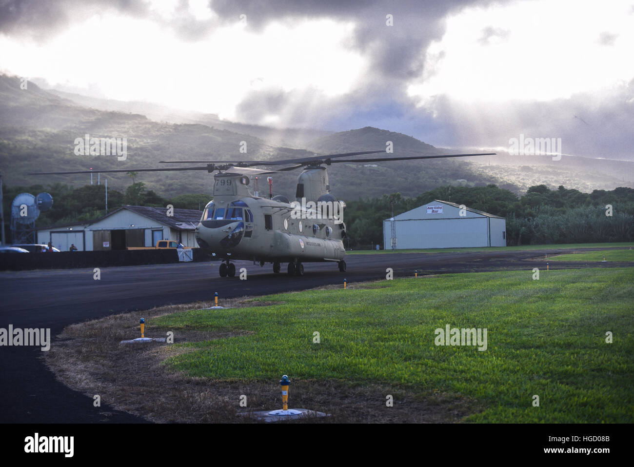 CH-47 Armee Hubschrauber auf dem schönen Maui Hawaii Flug Linie. Stockfoto