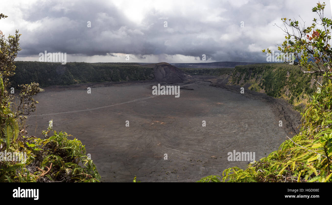 Eine Panorama-Aufnahme von der Unterseite des Kilauea-Krater. Der Vulkan erzeugt riesige Lavafelder, die jetzt über begangen werden können. Stockfoto