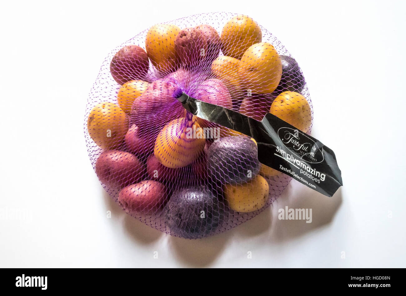 Einen Beutel mit dreifarbigen neue Babykartoffeln Stockfoto