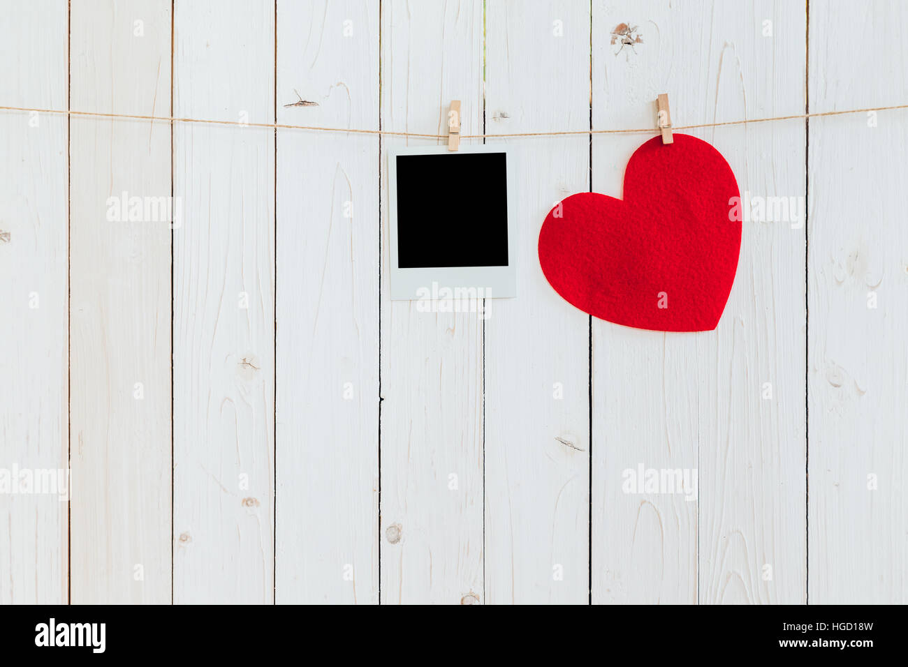 Rote Herzen und Foto Frame leer Holz weißen Hintergrund mit Platz auf der Wäscheleine hängen. Valentinstag. Stockfoto