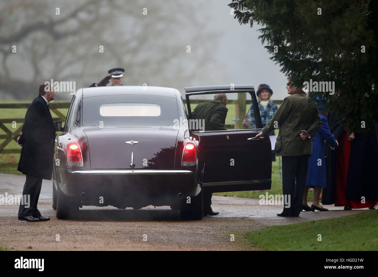 Königin Elizabeth II und der Herzog von Edinburgh angekommen, um den ...