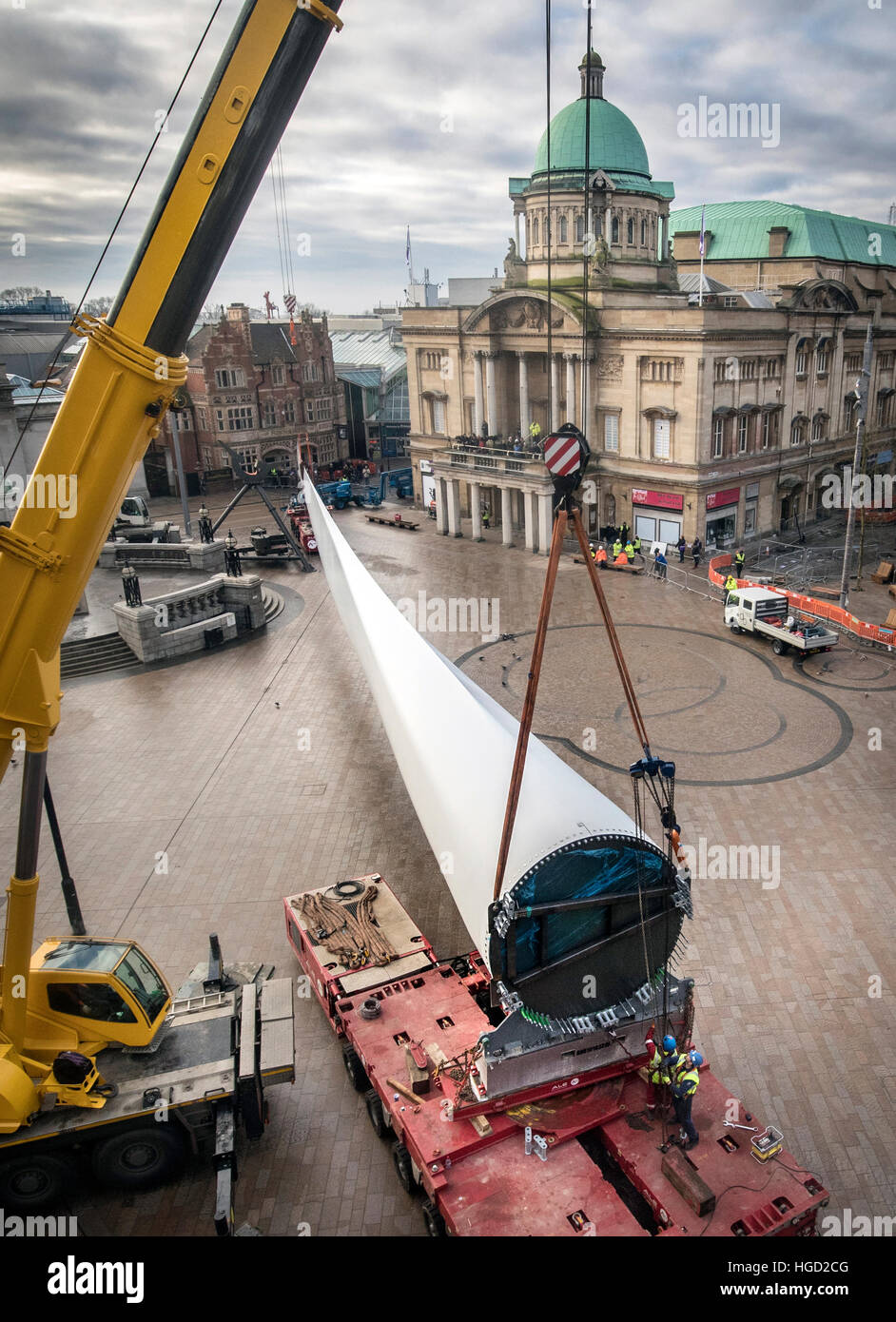 Kunstwerk Klinge, eine 250ft-lange (75m) Windturbine, von Multimediakünstler Nayan Kulkarni in Auftrag gegeben und von Arbeitern im Siemens-Werk in Hull, erstellt am Queen Victoria Square im Rumpf installiert ist. Stockfoto