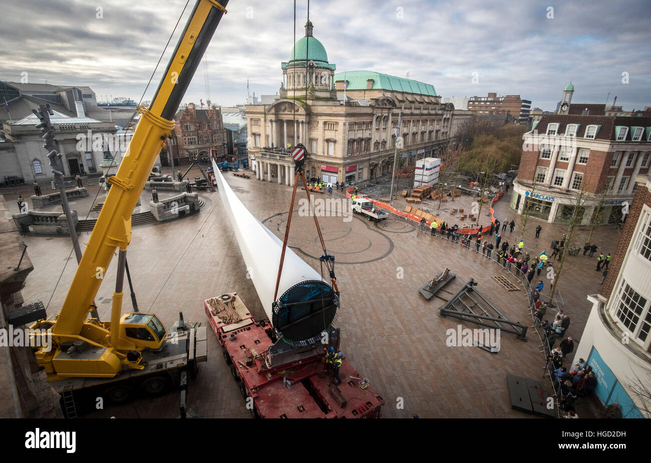 Kunstwerk Klinge, eine 250ft-lange (75m) Windturbine, von Multimediakünstler Nayan Kulkarni in Auftrag gegeben und von Arbeitern im Siemens-Werk in Hull, erstellt am Queen Victoria Square im Rumpf installiert ist. Stockfoto