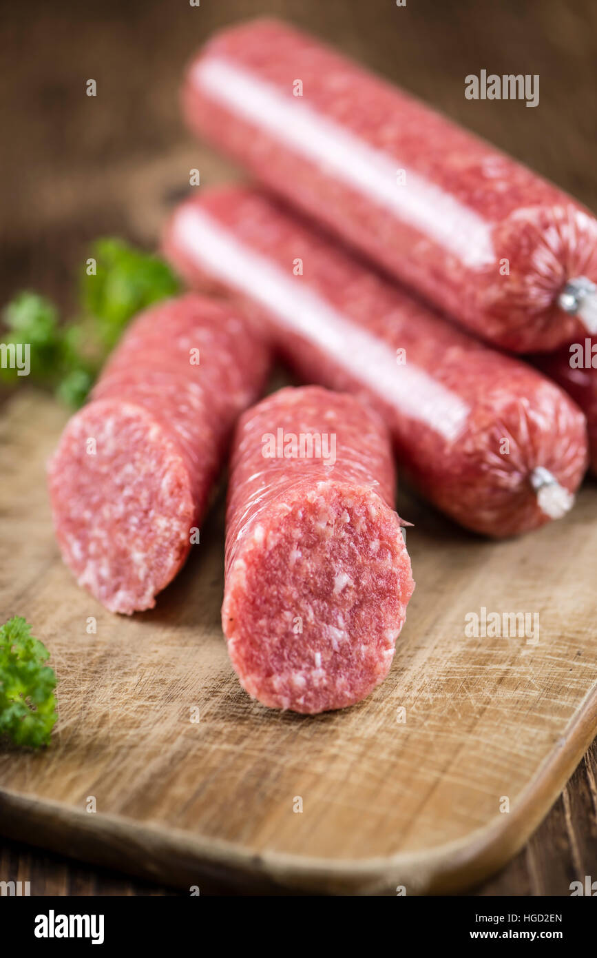 Deutsche Mettwurst auf hölzernen Hintergrund (Tiefenschärfe, Nahaufnahme) Stockfoto
