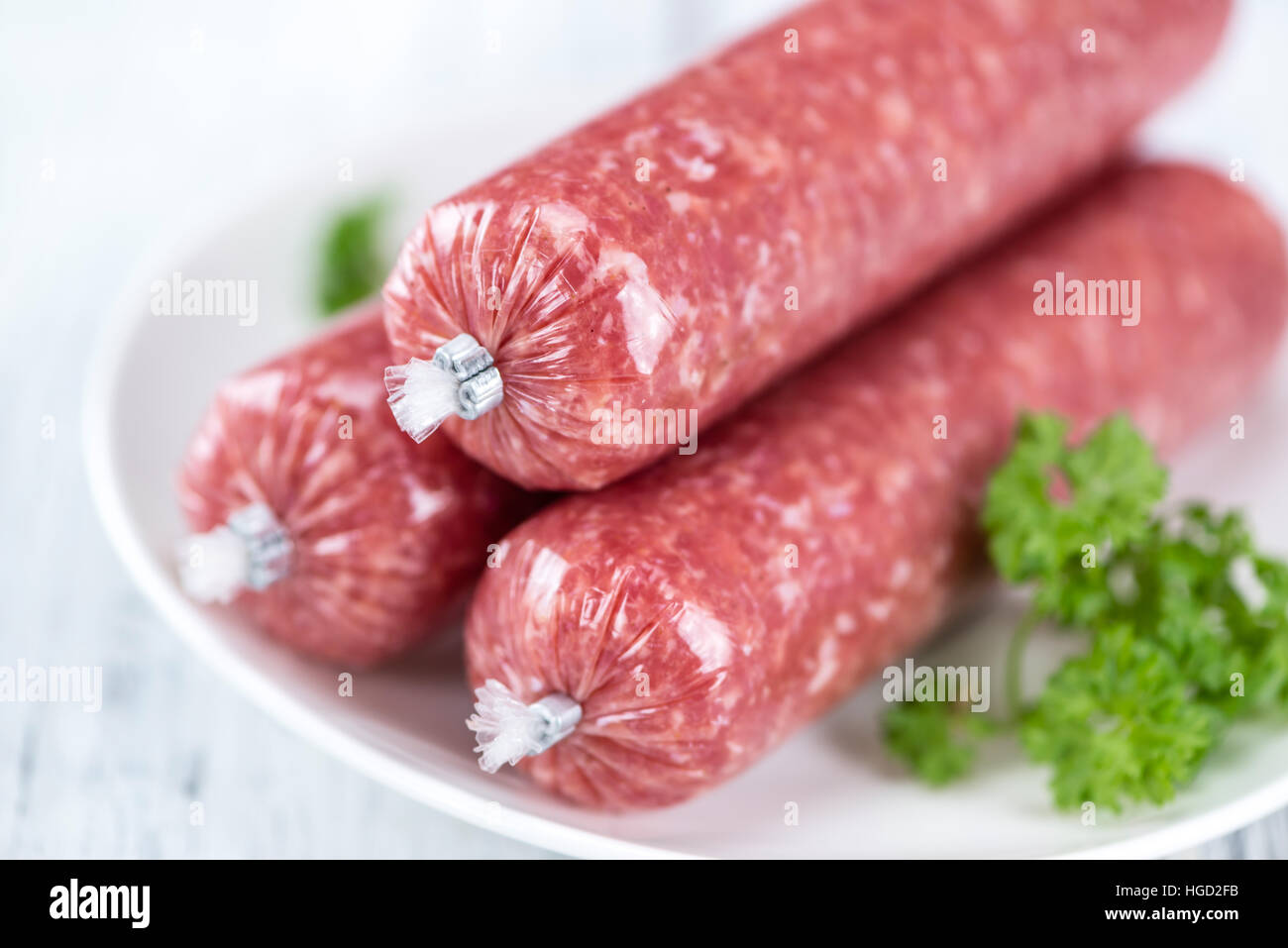 Mettwurst (deutsche Küche, selektiven Fokus) auf Vintage Holz-Hintergrund Stockfoto