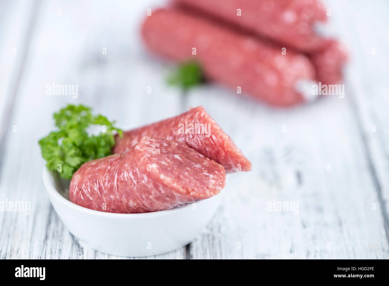 Hackfleisch / Fleischwurst (deutsche Küche, selektiven Fokus) auf hölzernen Hintergrund Stockfoto