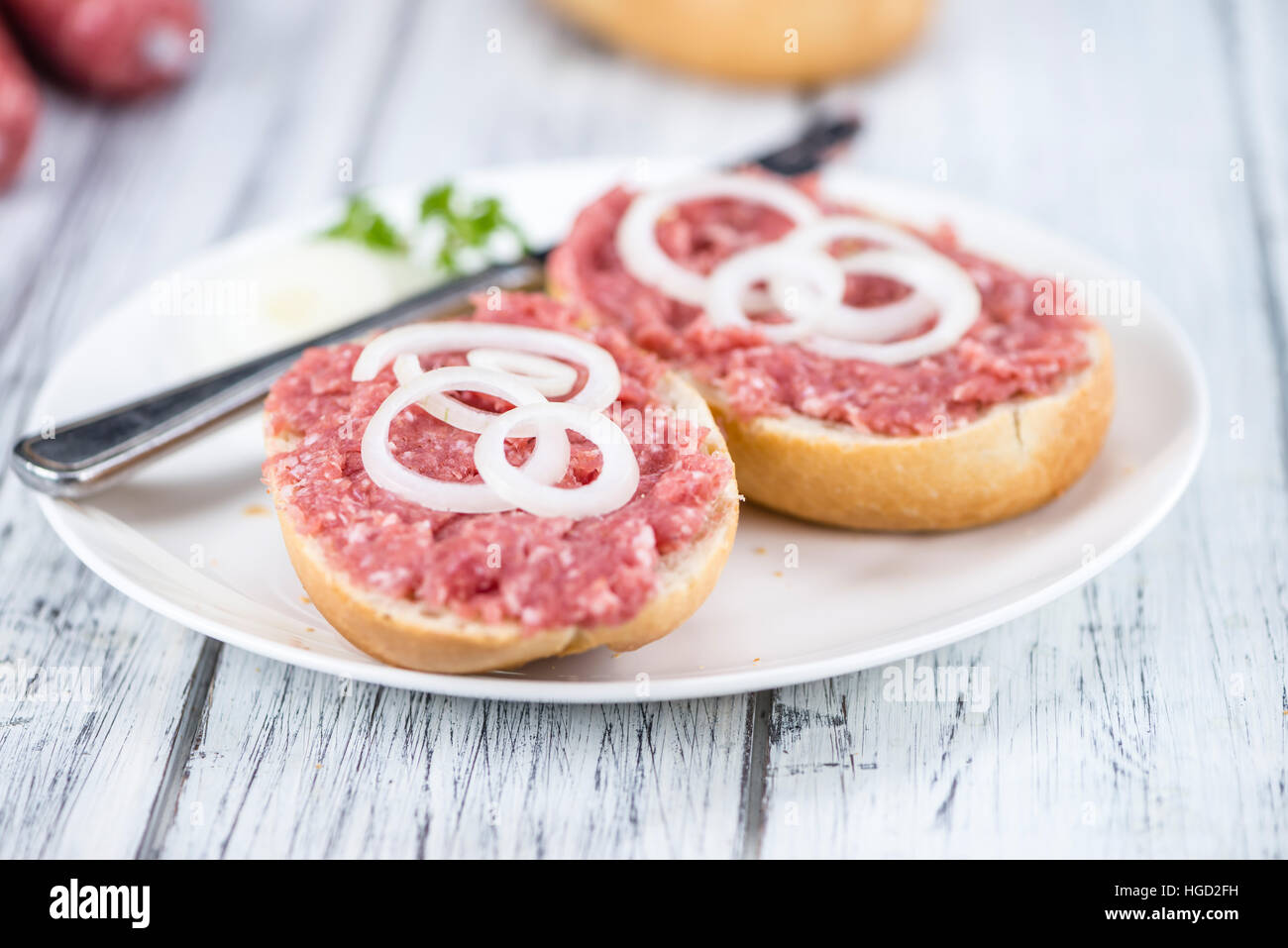 Deutsche Küche (Brötchen mit Mett, selektiven Fokus) auf hölzernen Hintergrund (detaillierte Nahaufnahme erschossen) Stockfoto