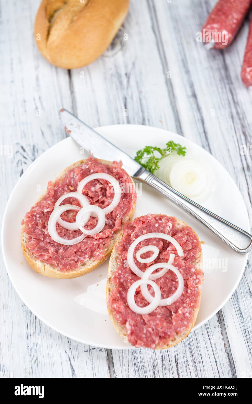 Mett auf einem Brötchen (deutsche Küche, selektiven Fokus) auf hölzernen Hintergrund Stockfoto