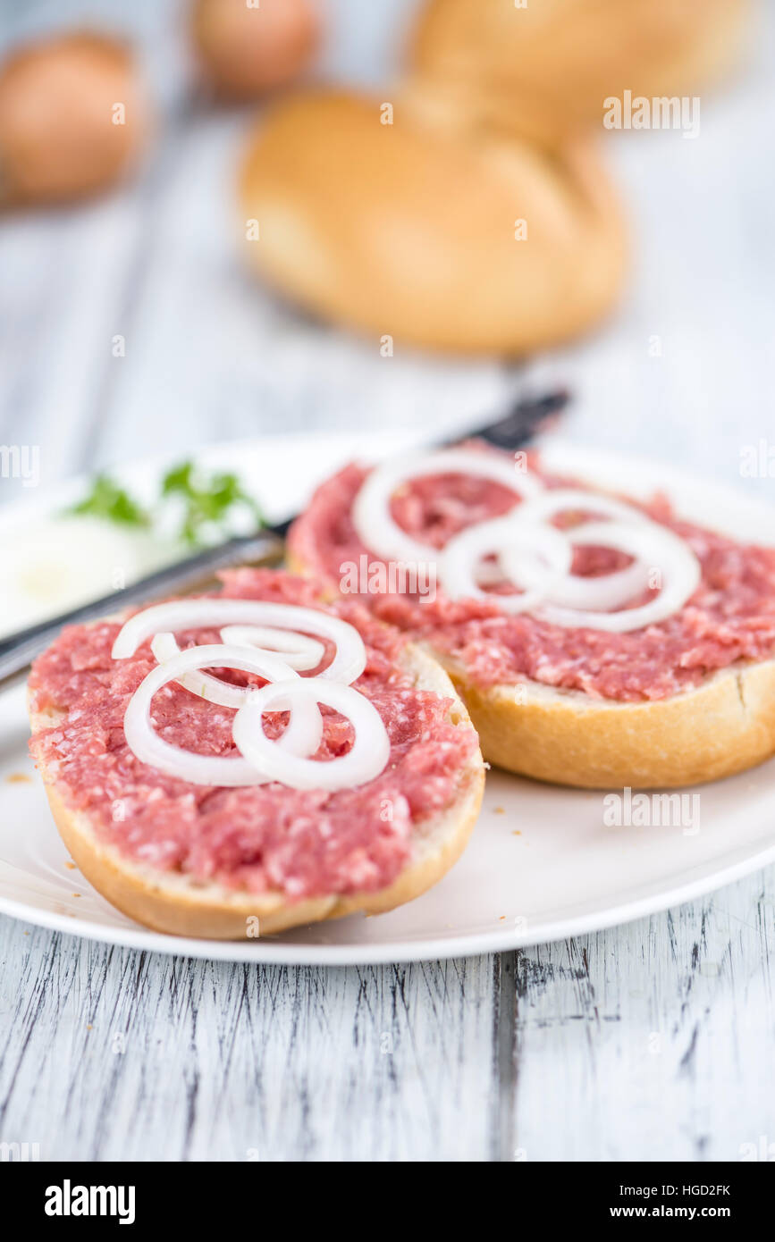 Brötchen mit Mett (deutsche Küche, selektiven Fokus) auf hölzernen Hintergrund Stockfoto