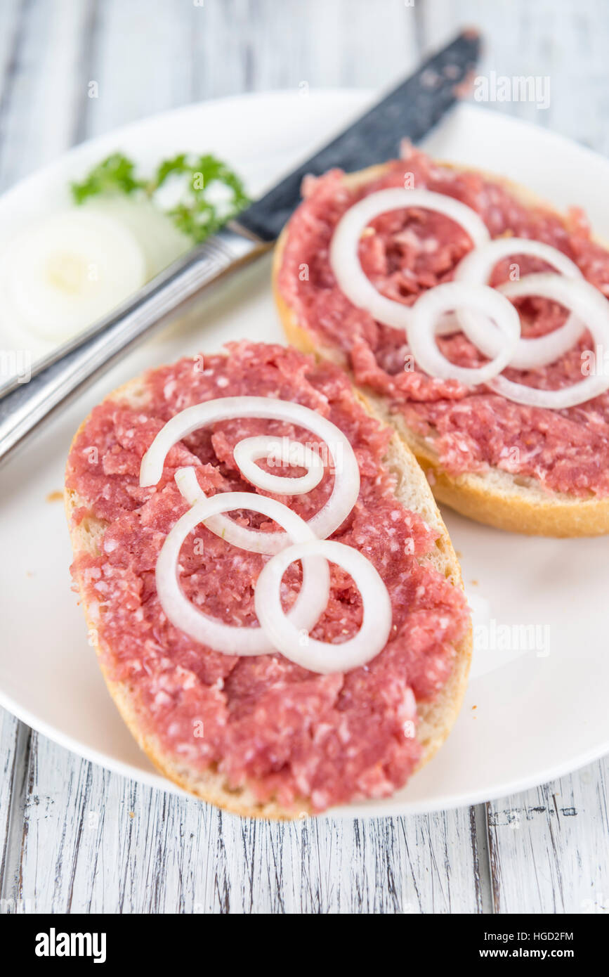 Frische Brötchen mit Mett (Tiefenschärfe) auf einem alten Holztisch gemacht Stockfoto