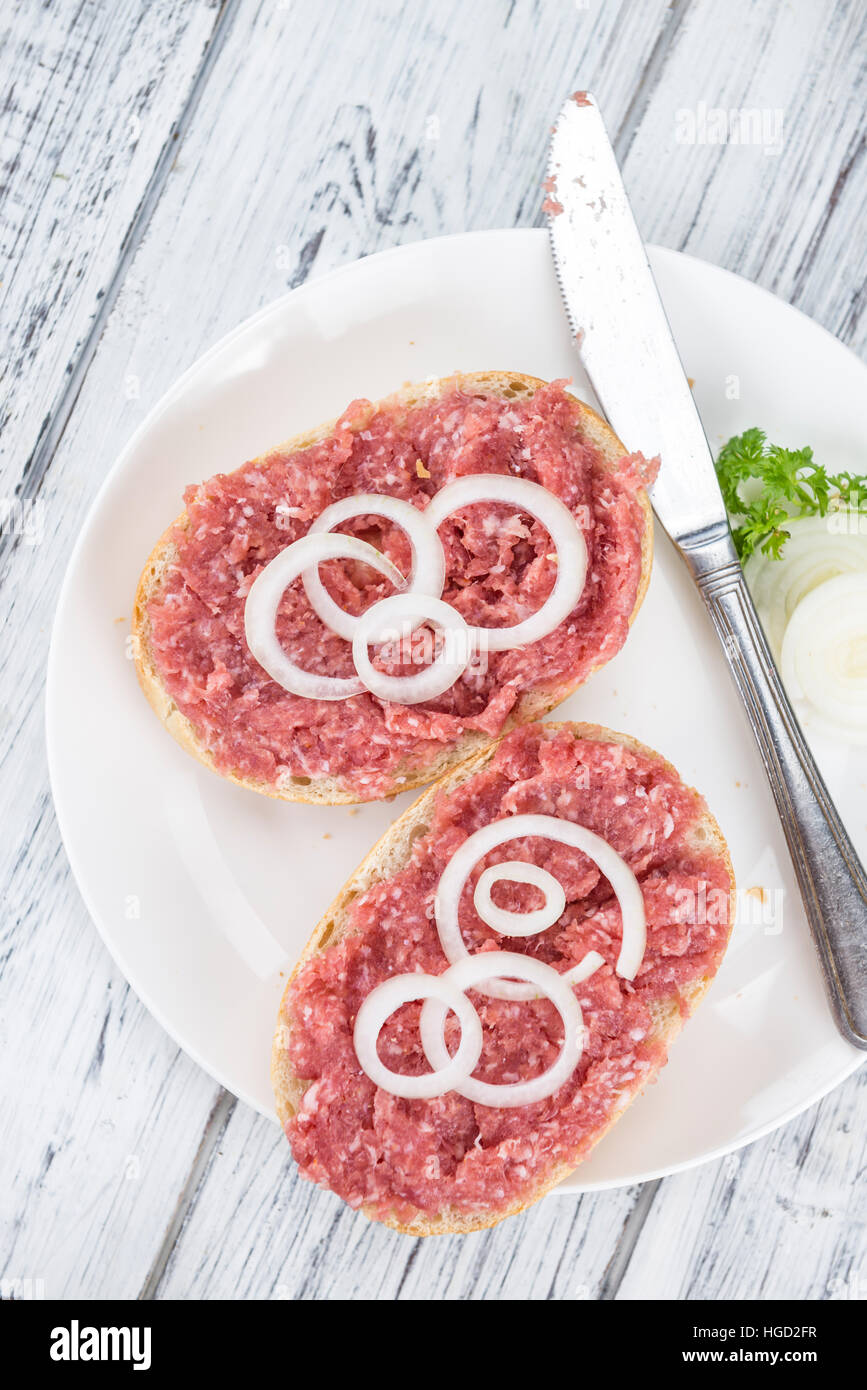 Mett auf einem Brötchen (deutsche Küche, selektiven Fokus) auf hölzernen Hintergrund Stockfoto