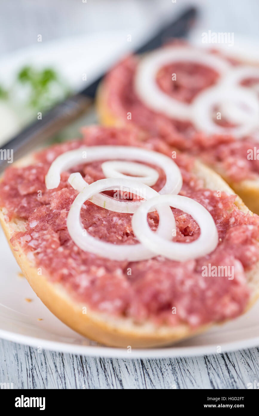 Deutsche Küche (Brötchen mit Mett, selektiven Fokus) auf hölzernen Hintergrund (detaillierte Nahaufnahme erschossen) Stockfoto