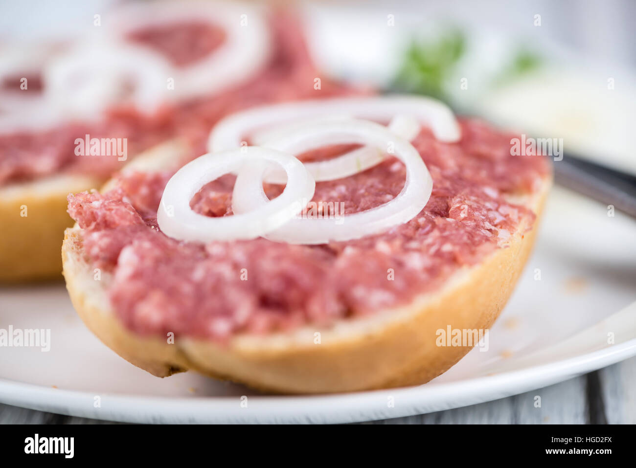 Frische Brötchen mit Mett (Tiefenschärfe) auf einem alten Holztisch gemacht Stockfoto