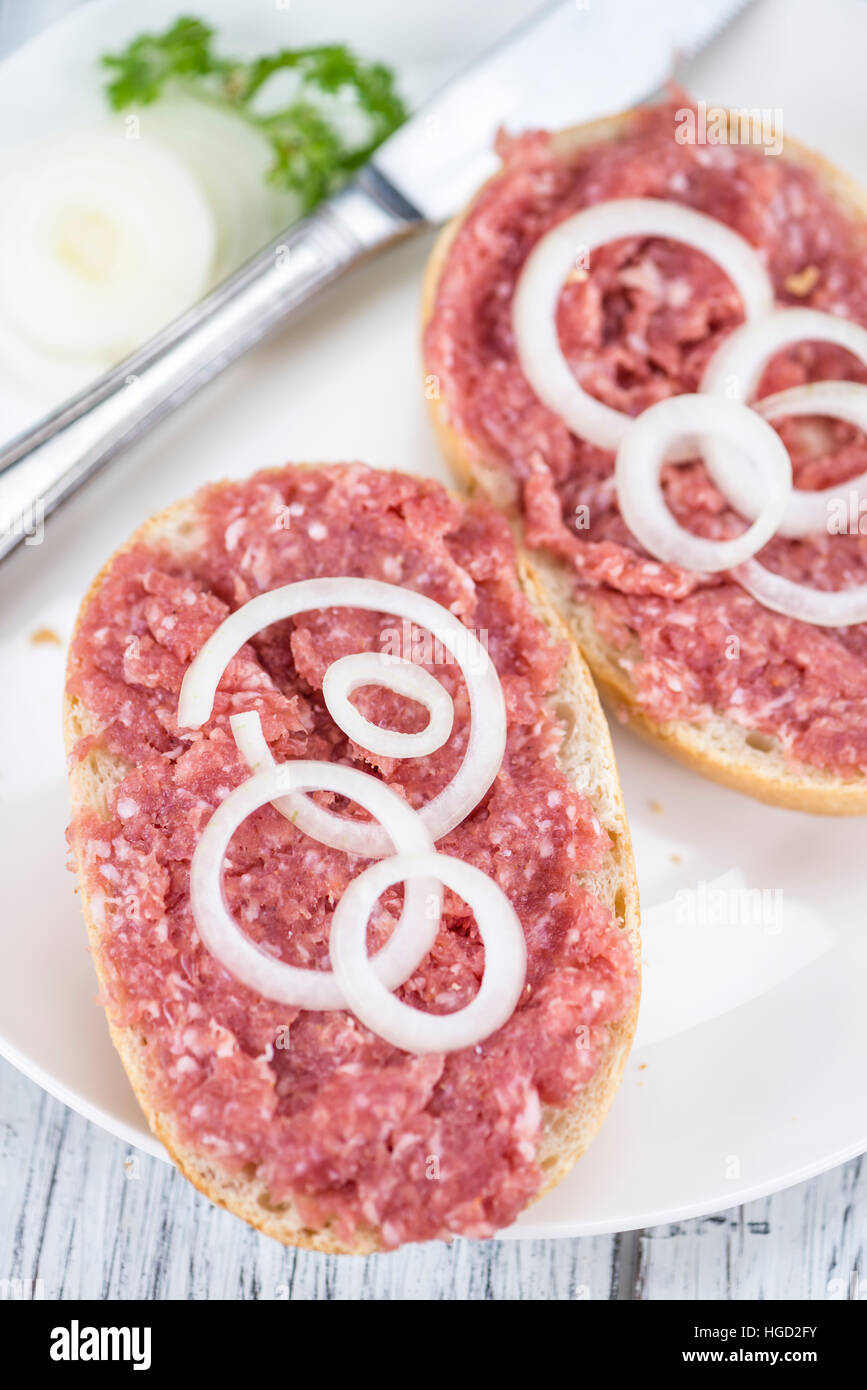 Brötchen mit Mett (deutsche Küche, selektiven Fokus) auf hölzernen Hintergrund Stockfoto