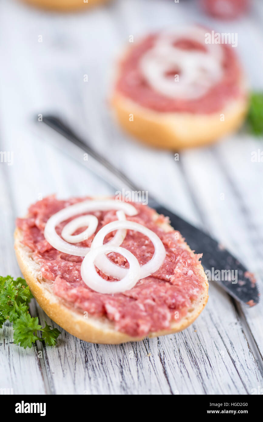 Mett auf einem Brötchen (deutsche Küche, selektiven Fokus) auf hölzernen Hintergrund Stockfoto