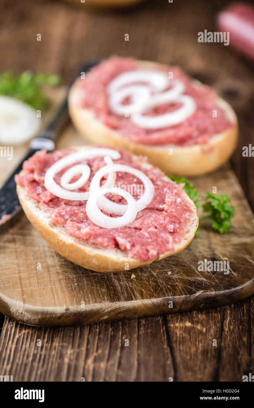 Deutsche Küche (Brötchen mit Mett, selektiven Fokus) auf hölzernen Hintergrund (detaillierte Nahaufnahme erschossen) Stockfoto