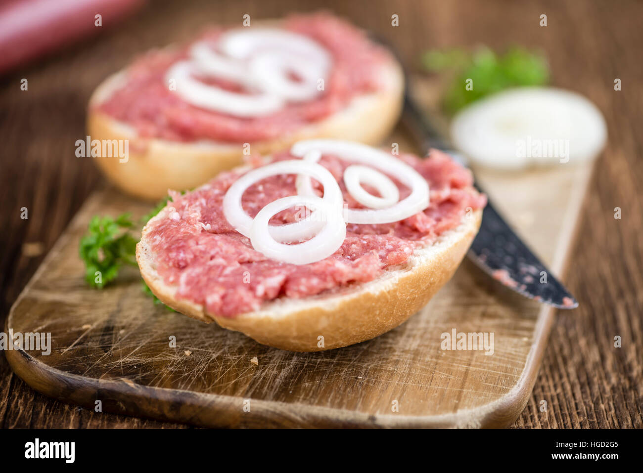Brötchen mit Mett (deutsche Küche, selektiven Fokus) auf hölzernen Hintergrund Stockfoto
