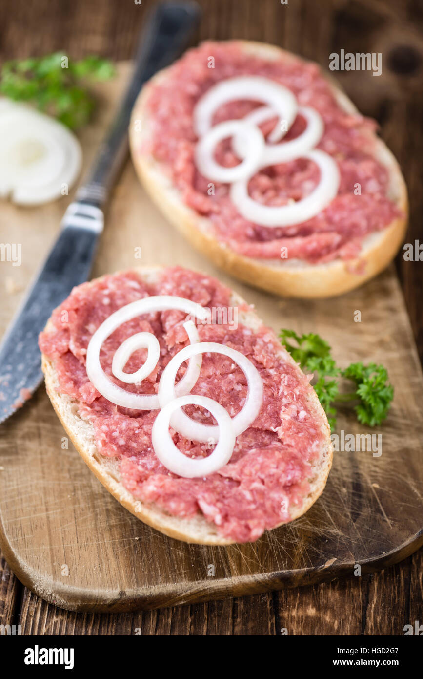Frische Brötchen mit Mett (Tiefenschärfe) auf einem alten Holztisch gemacht Stockfoto