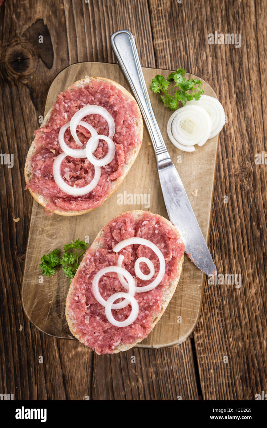 Brötchen mit Mett (deutsche Küche, selektiven Fokus) auf hölzernen Hintergrund Stockfoto